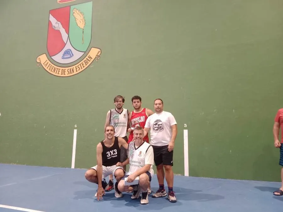 Foto 5 - El equipo de Seat Las Cantinas, campe&oacute;n del Torneo 3x3 de Basket de La Fuente