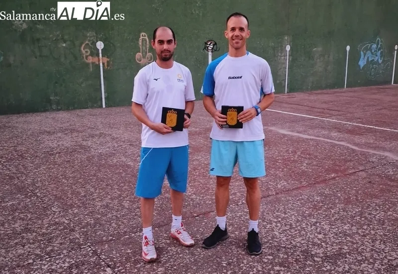 Participantes en el torneo y pareja de ganadores / VÍCTOR PACHO