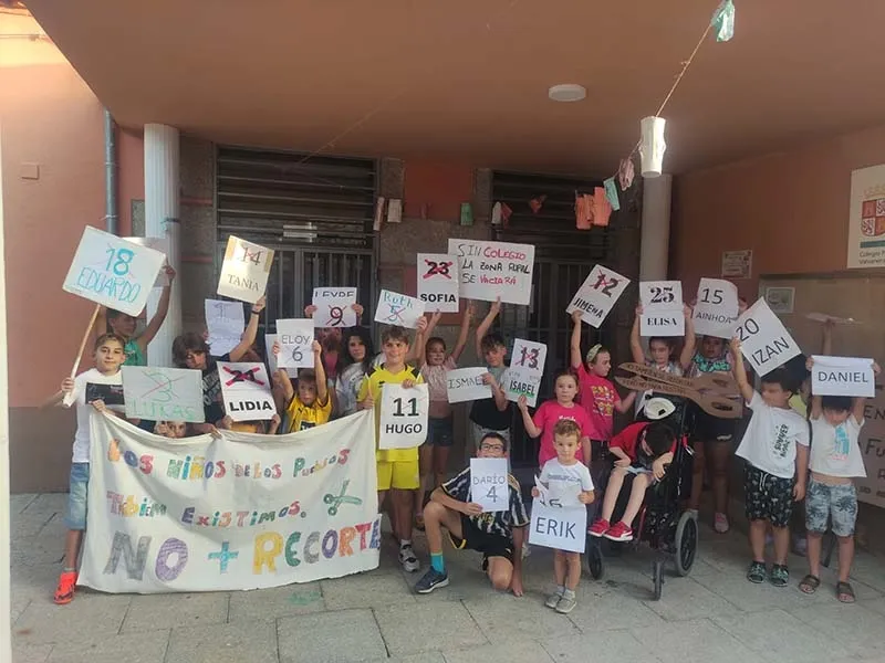 Foto 3 - Cerca de 300 personas protestan la supresi&oacute;n de un maestro en el C.R.A. de Santib&aacute;&ntilde;ez de B&eacute;jar