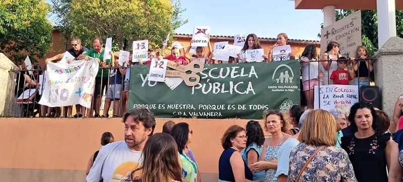 Foto 2 - Cerca de 300 personas protestan la supresi&oacute;n de un maestro en el C.R.A. de Santib&aacute;&ntilde;ez de B&eacute;jar