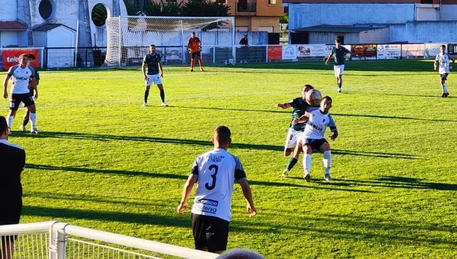 Foto 6 - El Ciudad Rodrigo mejora aunque cede ante el Guijuelo tras esperar los goles hasta el 2&ordm; tiempo