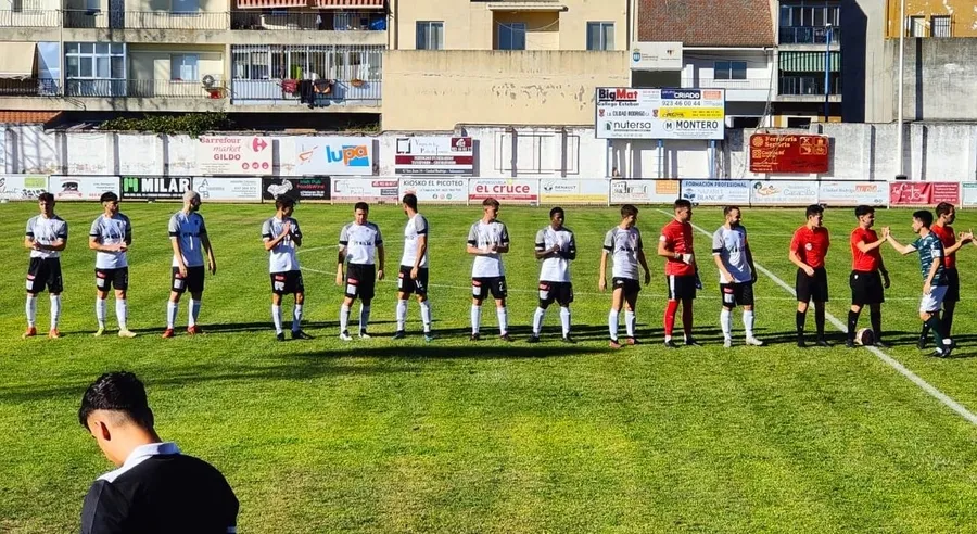 Foto 5 - El Ciudad Rodrigo mejora aunque cede ante el Guijuelo tras esperar los goles hasta el 2&ordm; tiempo