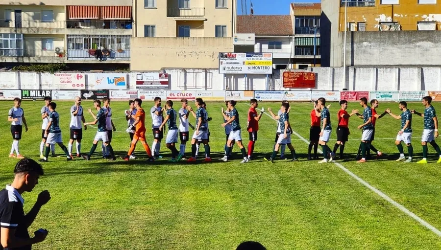Foto 3 - El Ciudad Rodrigo mejora aunque cede ante el Guijuelo tras esperar los goles hasta el 2&ordm; tiempo