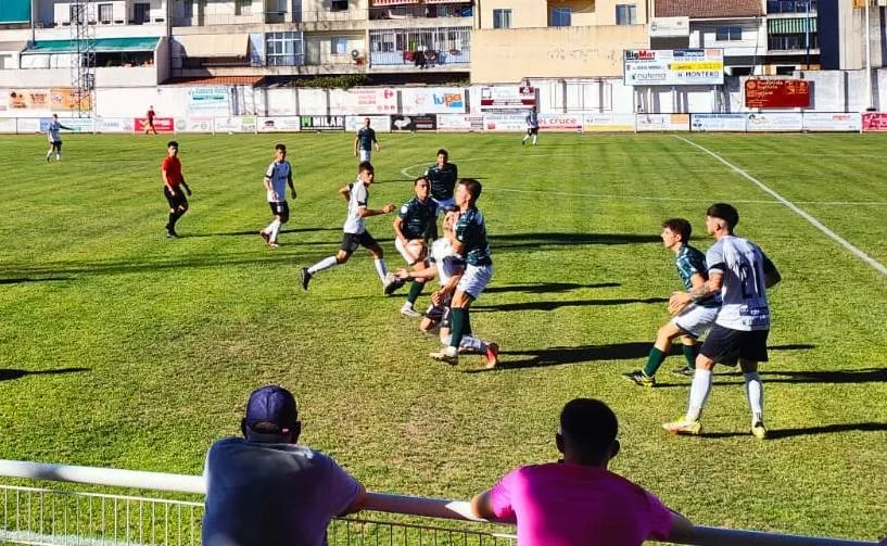 Foto 4 - El Ciudad Rodrigo mejora aunque cede ante el Guijuelo tras esperar los goles hasta el 2&ordm; tiempo