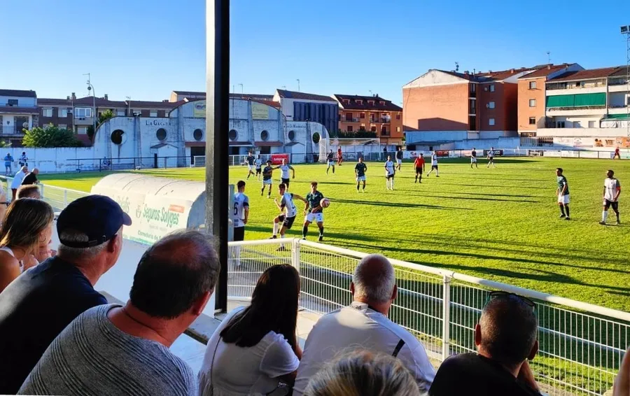 Foto 2 - El Ciudad Rodrigo mejora aunque cede ante el Guijuelo tras esperar los goles hasta el 2&ordm; tiempo