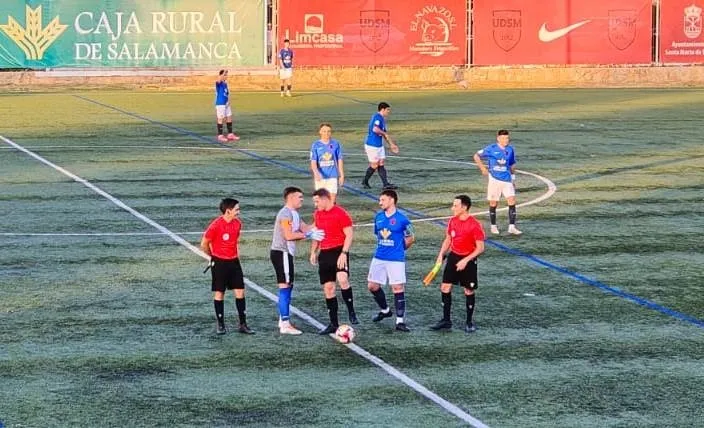 Foto 5 - El Ciudad Rodrigo firma tablas ante el Santa Marta de 3&ordf;, que igual&oacute; el 0-2 inicial