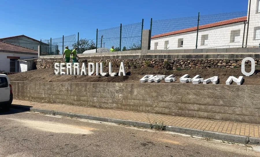 Foto 2 - Remozadas las zonas verdes de Serradilla del Llano gracias a los 8 alumnos de su AFE