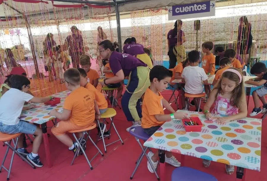 Foto 5 - 40 ni&ntilde;os de Sancti-Sp&iacute;ritus se acercan a disfrutar del Divierteatro