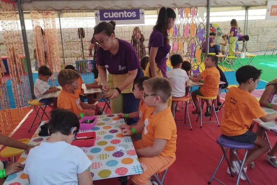 Foto 4 - 40 ni&ntilde;os de Sancti-Sp&iacute;ritus se acercan a disfrutar del Divierteatro