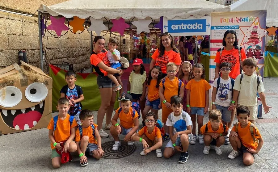 Foto 2 - 40 ni&ntilde;os de Sancti-Sp&iacute;ritus se acercan a disfrutar del Divierteatro
