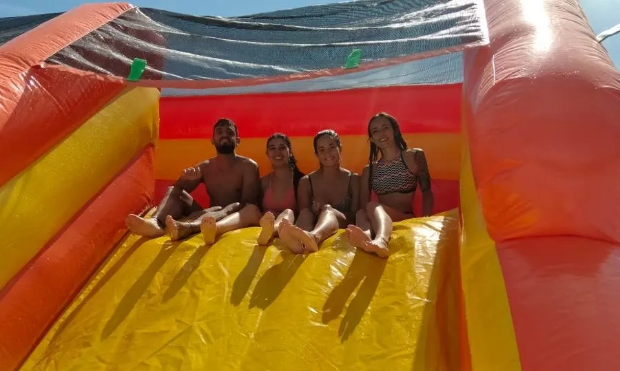 Foto 2 - Conciliamos cierra el verano pas&aacute;ndoselo en grande con un hinchable acu&aacute;tico