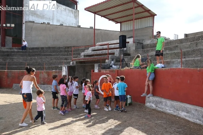 Este martes la plaza de toros acogía una yincana de juegos para los niños / CORRAL 