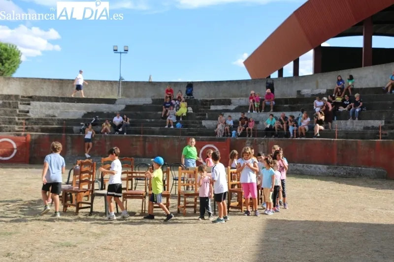 Este martes la plaza de toros acogía una yincana de juegos para los niños / CORRAL 