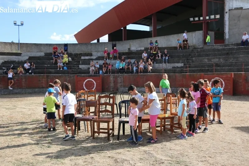 Este martes la plaza de toros acogía una yincana de juegos para los niños / CORRAL 