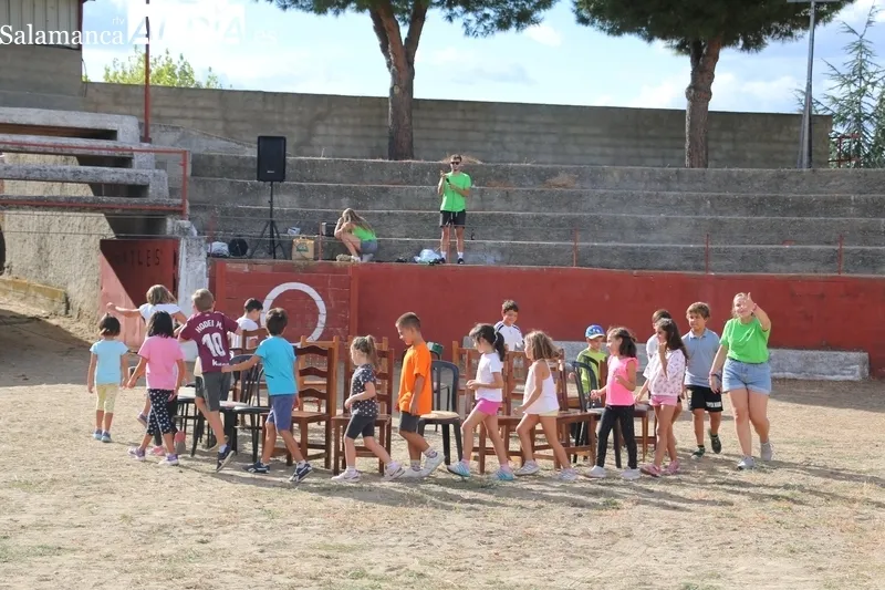 Este martes la plaza de toros acogía una yincana de juegos para los niños / CORRAL 