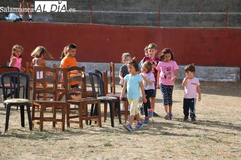 Este martes la plaza de toros acogía una yincana de juegos para los niños / CORRAL 