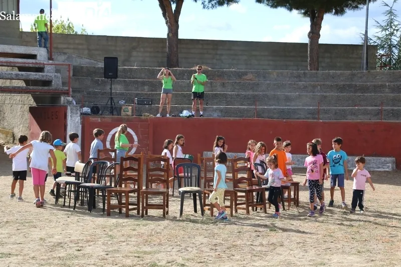 Este martes la plaza de toros acogía una yincana de juegos para los niños / CORRAL 