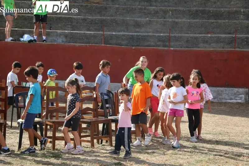 Este martes la plaza de toros acogía una yincana de juegos para los niños / CORRAL 