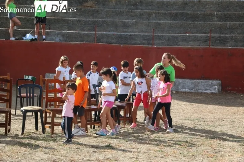 Este martes la plaza de toros acogía una yincana de juegos para los niños / CORRAL 