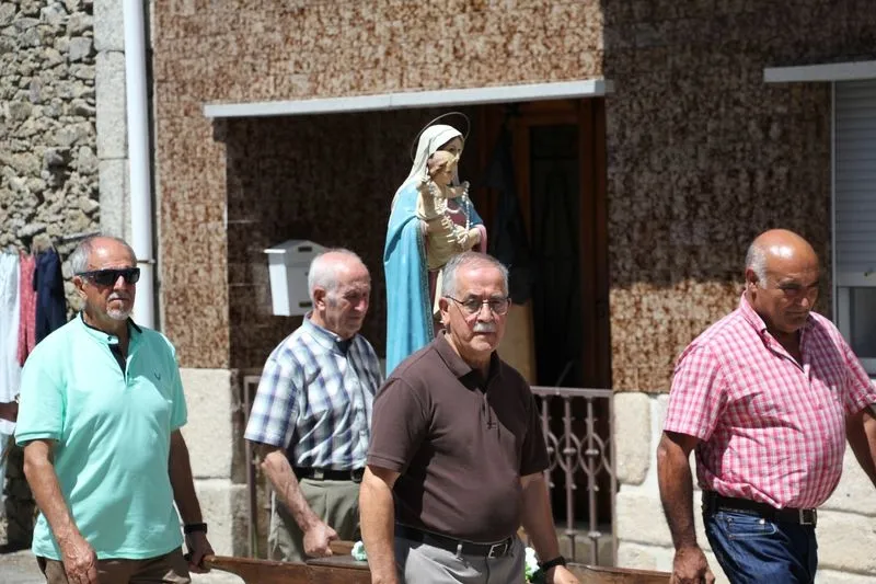 Foto 8 - Cerezal de Pe&ntilde;ahorcada homenajea a la Virgen con la subasta de roscas 