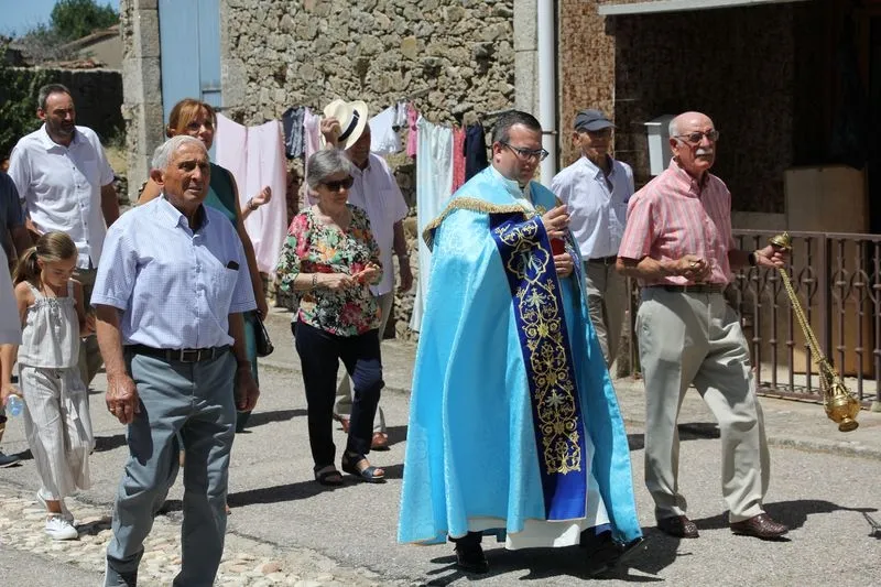 Foto 7 - Cerezal de Pe&ntilde;ahorcada homenajea a la Virgen con la subasta de roscas 