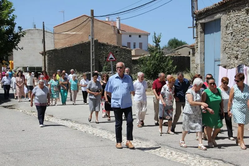 Foto 6 - Cerezal de Pe&ntilde;ahorcada homenajea a la Virgen con la subasta de roscas 