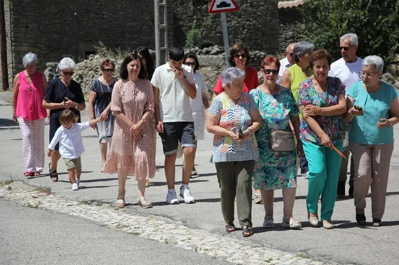 Foto 4 - Cerezal de Pe&ntilde;ahorcada homenajea a la Virgen con la subasta de roscas 