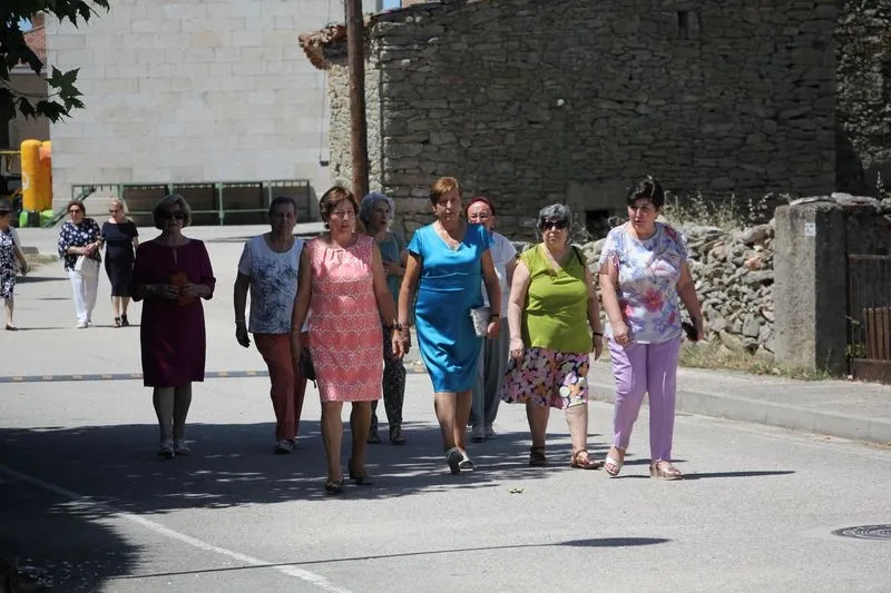 Foto 3 - Cerezal de Pe&ntilde;ahorcada homenajea a la Virgen con la subasta de roscas 