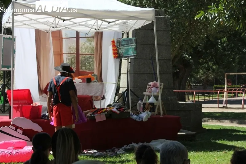 Actuación infantil en el Parque San Nicolás con la compañía 'Animaleón'