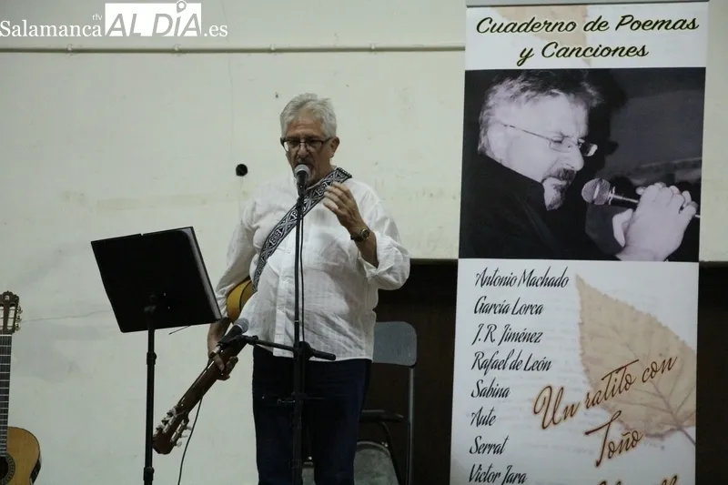 Actuación de Toño Blázquez en Yecla de Yeltes organizada por la Asociación Cultural 'La Muralla'  / CORRAL 