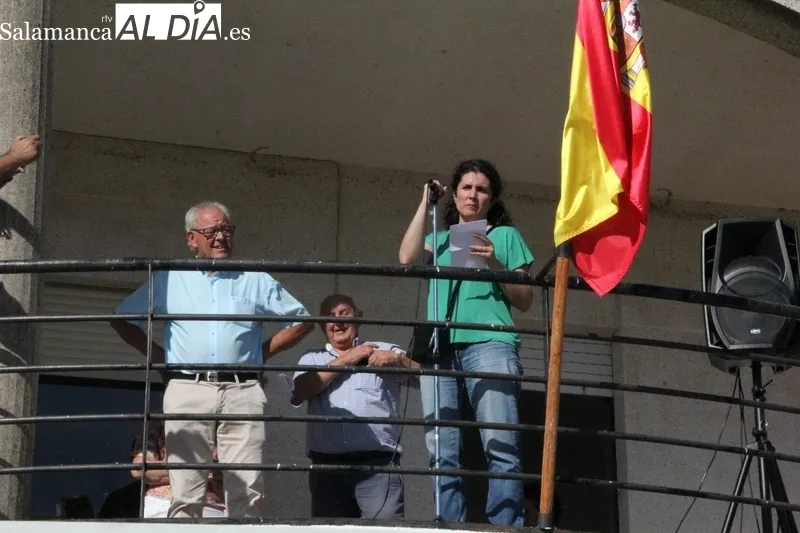 Homenaje a Francisco Prieto y chupinazo de las fiestas de las Madrinas en Encinasola de los Comendadors / CORRAL Y MARIBEL SÁNCHEZ