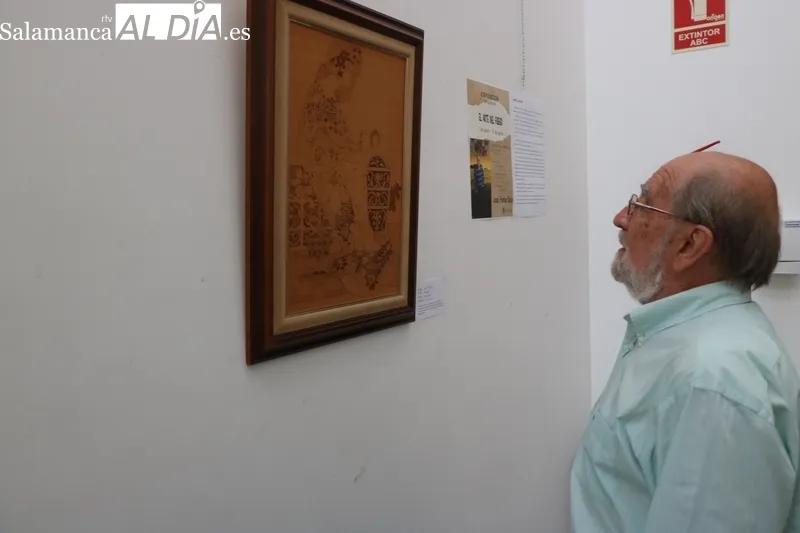 La exposición de pirograbado 'El arte del fuego' estará en el edificio San Nicolás de Vitigudino hasta el 31 de agosto / CORRAL