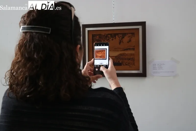 La exposición de pirograbado 'El arte del fuego' estará en el edificio San Nicolás de Vitigudino hasta el 31 de agosto / CORRAL
