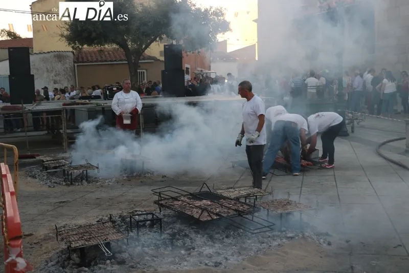 Los vecinos de Almendra cogen fuerzas con una suculenta parrillada durante las fiestas / CORRAL 