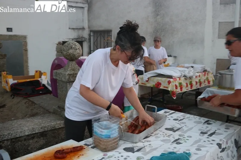 Los vecinos de Almendra cogen fuerzas con una suculenta parrillada durante las fiestas / CORRAL 