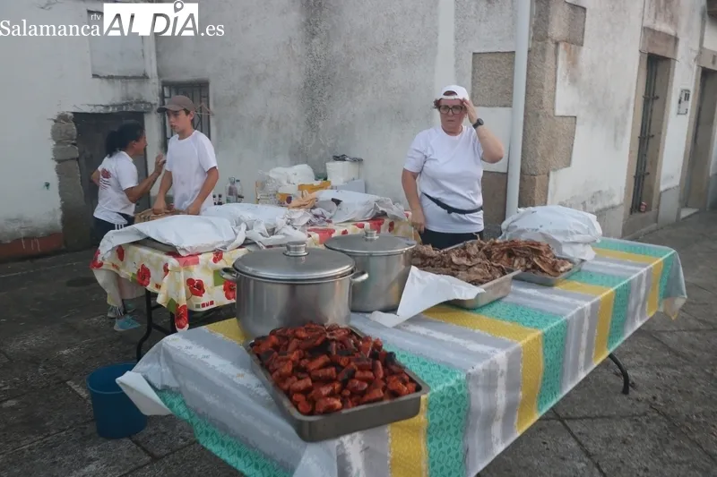 Los vecinos de Almendra cogen fuerzas con una suculenta parrillada durante las fiestas / CORRAL 