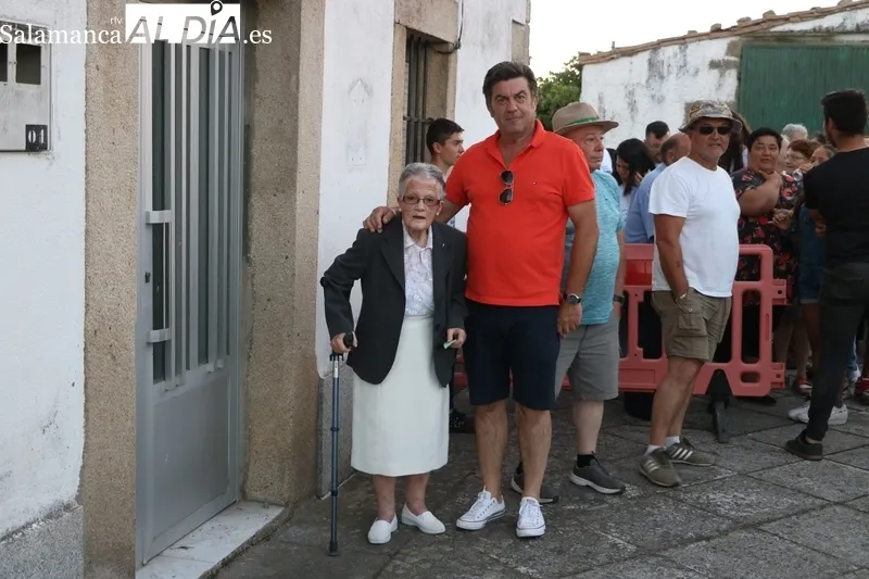 Los vecinos de Almendra cogen fuerzas con una suculenta parrillada durante las fiestas / CORRAL 