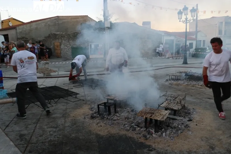 Los vecinos de Almendra cogen fuerzas con una suculenta parrillada durante las fiestas / CORRAL 