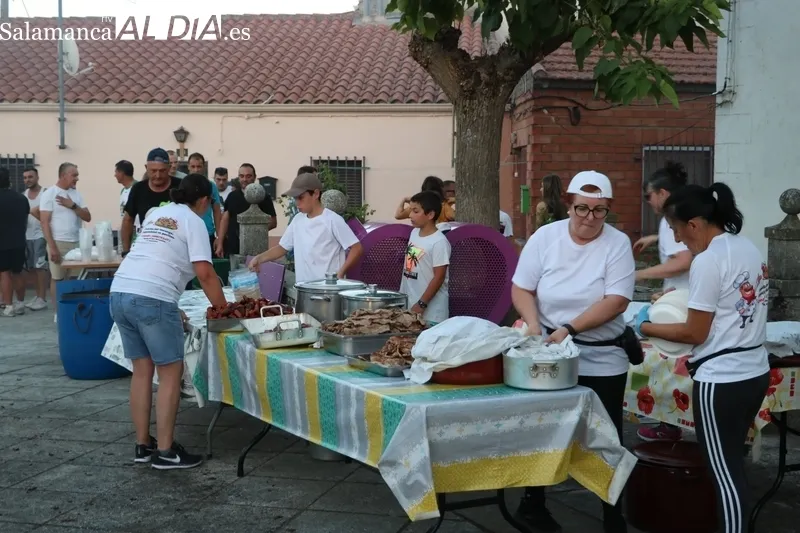 Los vecinos de Almendra cogen fuerzas con una suculenta parrillada durante las fiestas / CORRAL 
