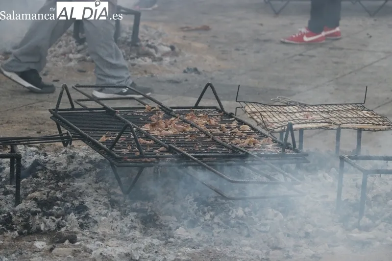 Los vecinos de Almendra cogen fuerzas con una suculenta parrillada durante las fiestas / CORRAL 