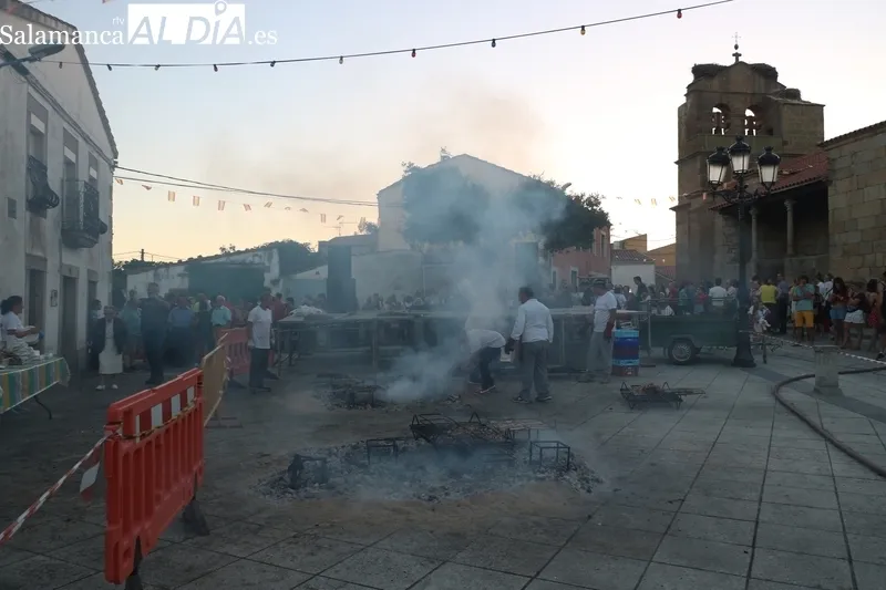 Los vecinos de Almendra cogen fuerzas con una suculenta parrillada durante las fiestas / CORRAL 