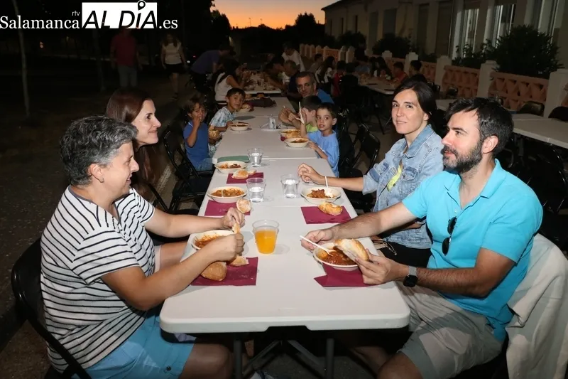 Cena popular de carrilleras con patatas en Cerezal de Peñahorcada / CORRAL
