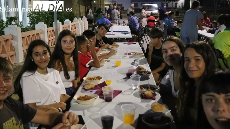 Cena popular de carrilleras con patatas en Cerezal de Peñahorcada / CORRAL