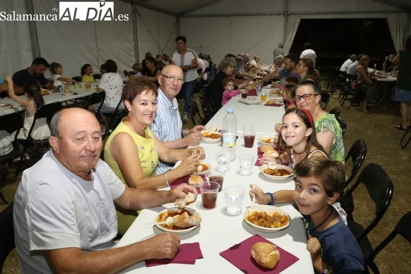 Cena popular de carrilleras con patatas en Cerezal de Peñahorcada / CORRAL