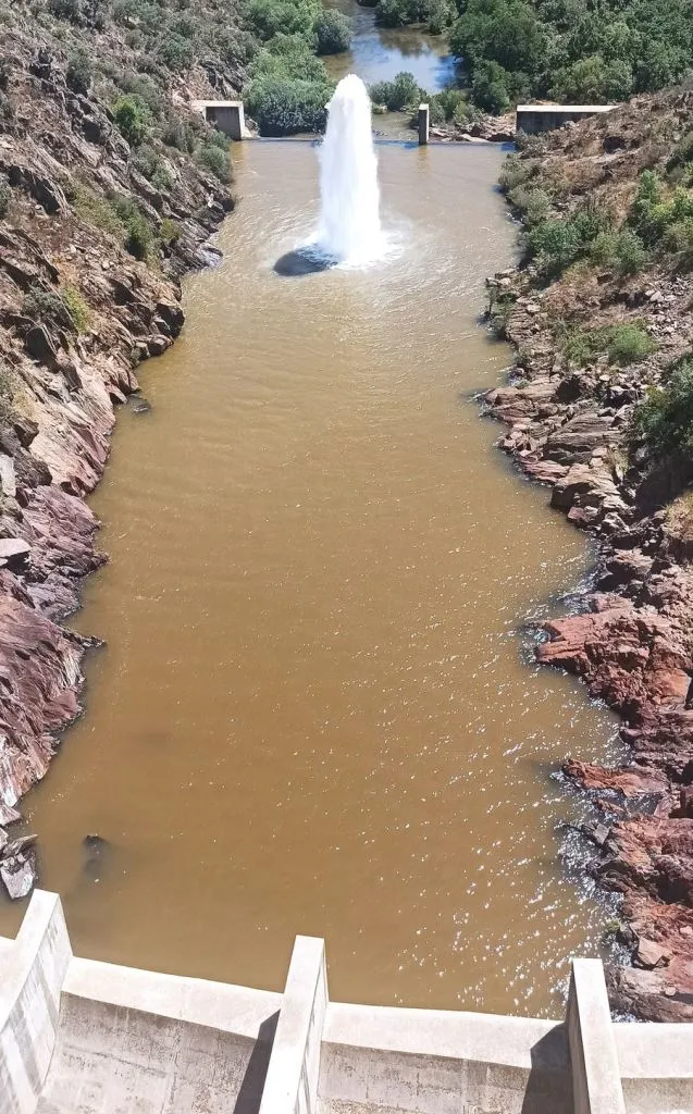 Foto 2 - APCRA denuncia que el agua vuelve a salir muy turbia de Irue&ntilde;a
