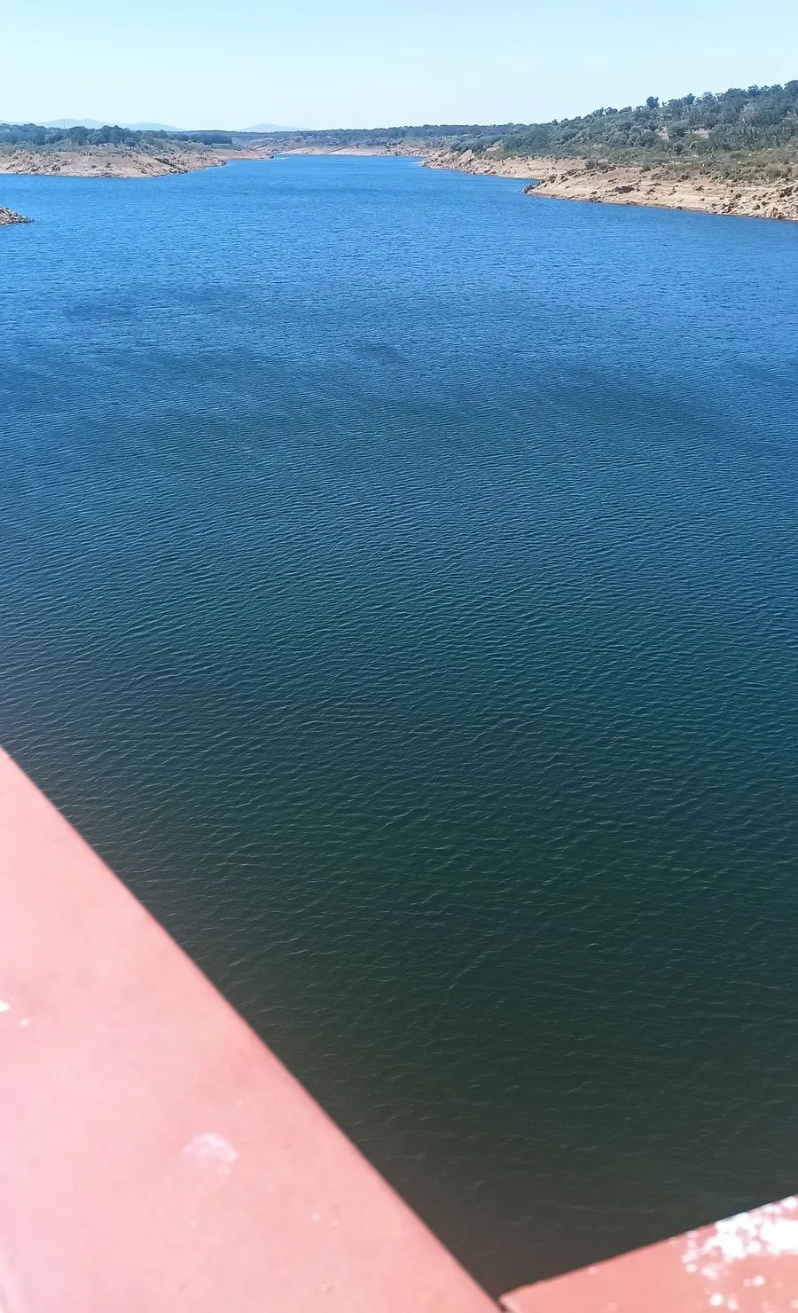 Foto 4 - APCRA denuncia que el agua vuelve a salir muy turbia de Irue&ntilde;a