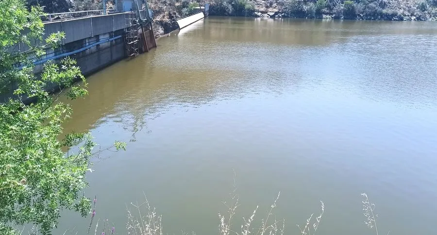 Foto 3 - APCRA denuncia que el agua vuelve a salir muy turbia de Irue&ntilde;a