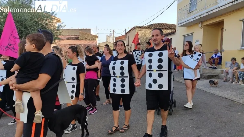 Bullicioso desfile de peñas en La Zarza de Pumareda / CORRAL