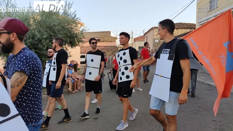 Bullicioso desfile de peñas en La Zarza de Pumareda / CORRAL