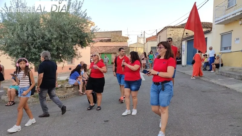 Bullicioso desfile de peñas en La Zarza de Pumareda / CORRAL